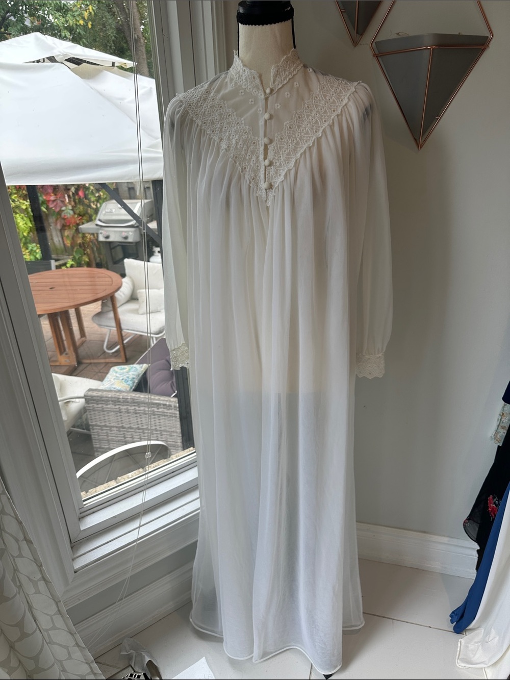 VINTAGE White Lace Trim Dressing Gown Robe Sheer Nightgown High Collar Medium